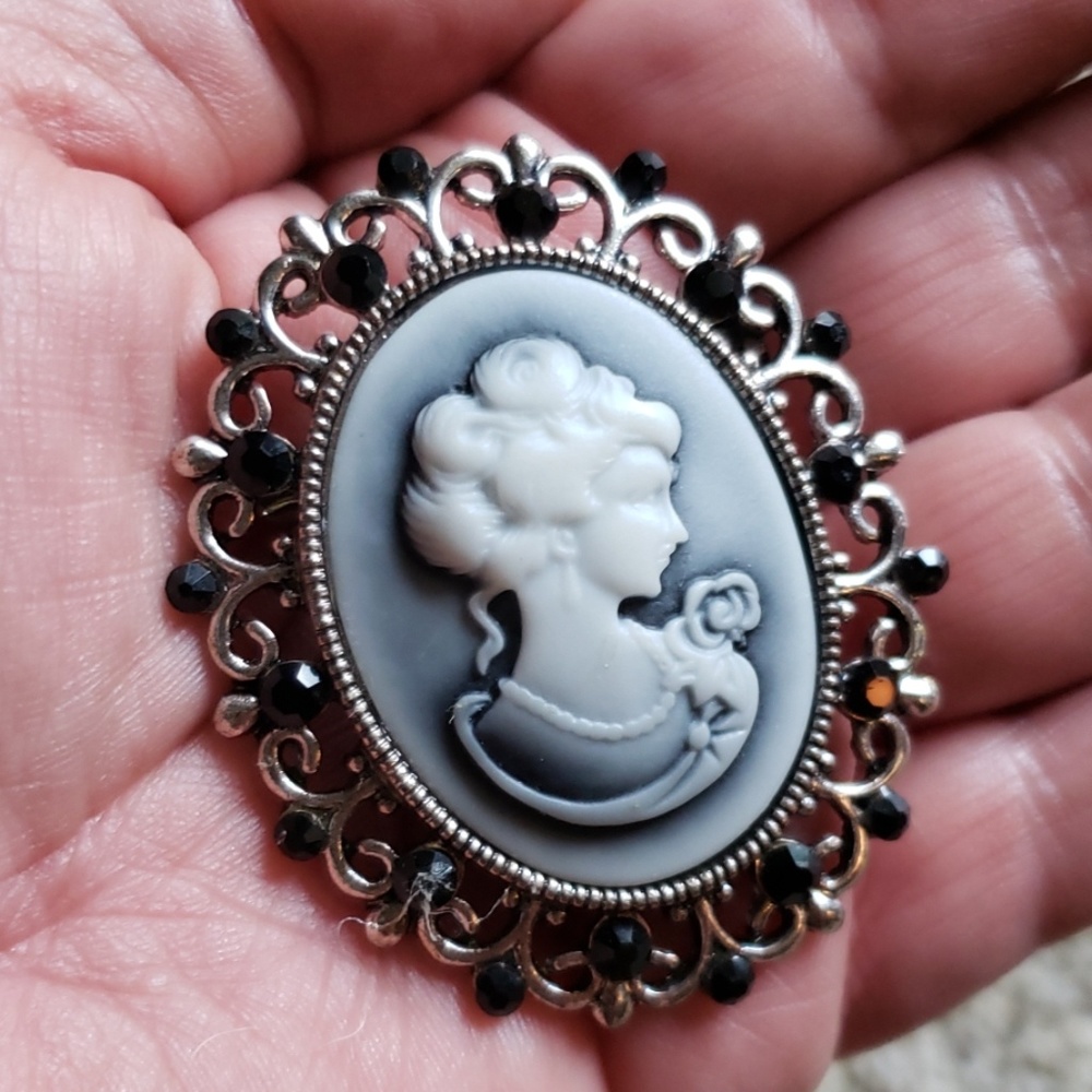 Large oval gray Cameo